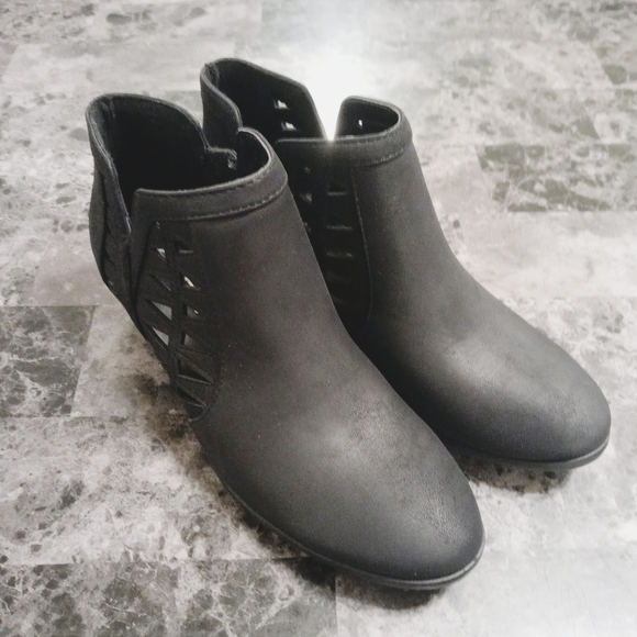 Soda Chance Perforated Cut Out Stacked Block Heel Ankle Booties - Picture 3 of 10